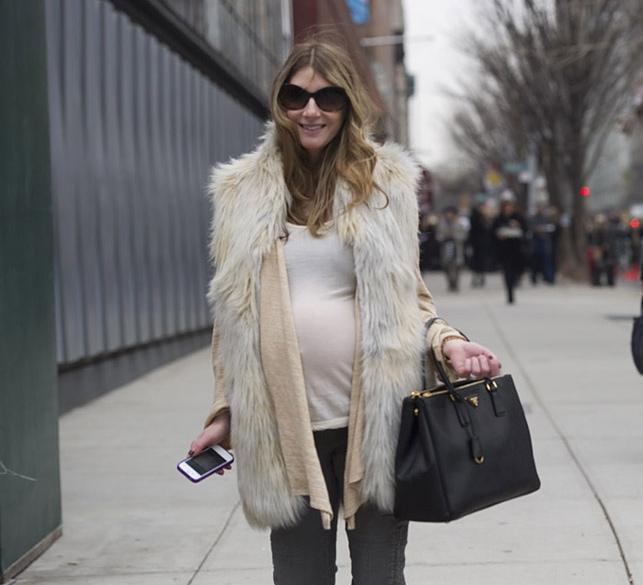 201306271615 Beautiful Stylish pregnant woman at Ralph Lauren New York Fashion week 2012 212