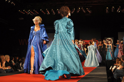 Desfile Patricia Profumo vestida azul francia y turquesa