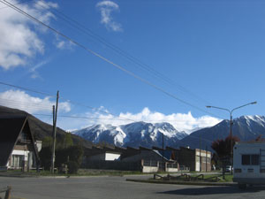 La ciudad de Esquel con el brillante sol