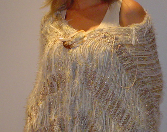 Poncho artesanal tejido a mano color marfil , con un tejido muy rústico y  flecos